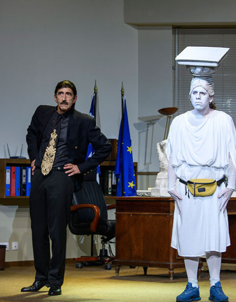 Καρυάτιδα στο Θέατρο Κάππα