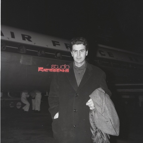 Ο Μίκης Θεοδωράκης κατά την άφιξη του στην Ελλάδα