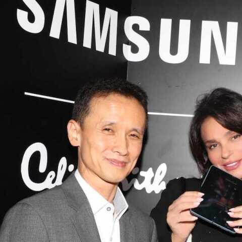 Ο Πρόεδρος της Samsung Electronics Hellas, Byung Moo (Theofilos) Shin με τη σχεδιάστρια Σίλια Κριθαριώτη.