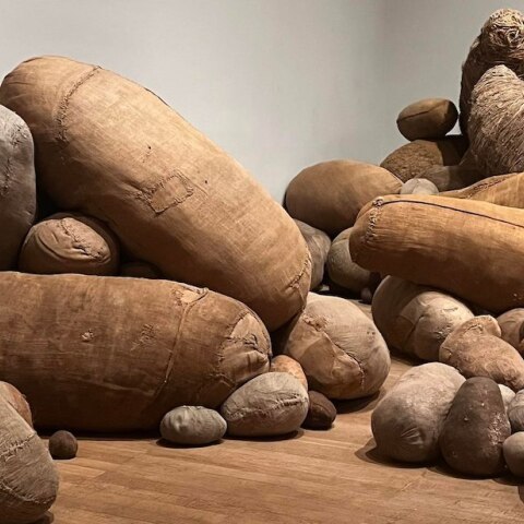 Οι πλεκτοί πίνακες της Magdalena Abakanowicz στην Tate Modern