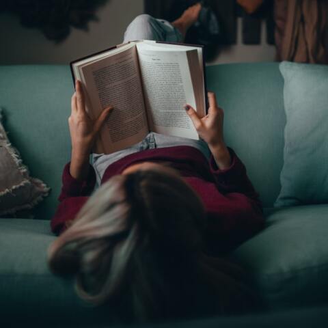 24 βιβλία ελληνικής λογοτεχνίας για τις γιορτές