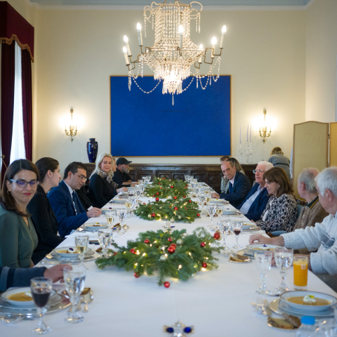  Χριστουγεννιάτικο γεύμα με τους άστεγους στο Προεδρικό Μέγαρο