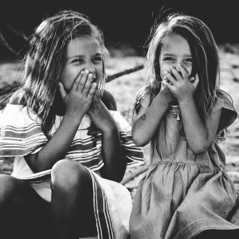 Σύνδρομο της Μεγαλύτερης Κόρης: Γιατί γκρινιάζουν τα κορίτσια στα social media υπό το hashtag #EldestDaughterSyndrome. 