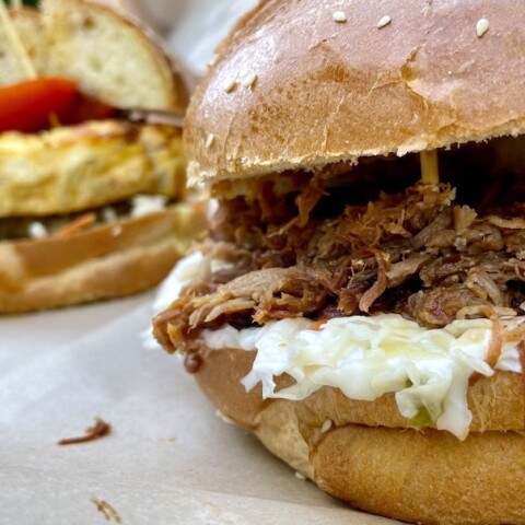 Ozi Donga - Ο Τρελός Αυστραλός: Μια κοσμοπολίτικη καντίνα στη Θεσσαλονίκη με άποψη, καπνιστά κρέατα, τεράστια μπέργκερ, μοναδικές γεύσεις.