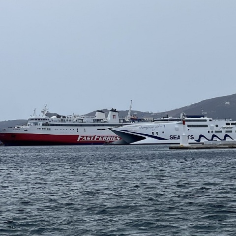 Σύγκρουση πλοίων στο λιμάνι της Τήνου