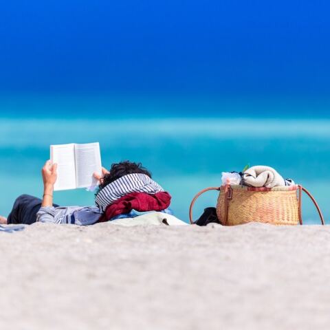 Βιβλιοπαρουσιάσεις: Ξεφυλλίζουμε 15 δοκίμια, non fiction και επιστημονικά βιβλία και προτείνουμε ιδέες και τίτλους για το καλοκαίρι