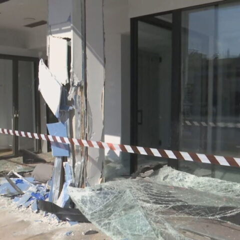 Σπασμένη τζαμαρία καταστήματος έπειτα από τροχαίο στην Κηφισίας