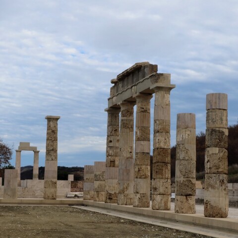 Άποψη του αναστηλωμένου ανακτόρου του Φιλίππου του Β' στις Αιγές