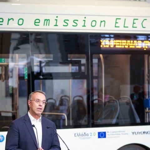 Παρουσιάστηκε το πρώτο ηλεκτρικό λεωφορείο - Πότε θα «βγουν» στους δρόμους 