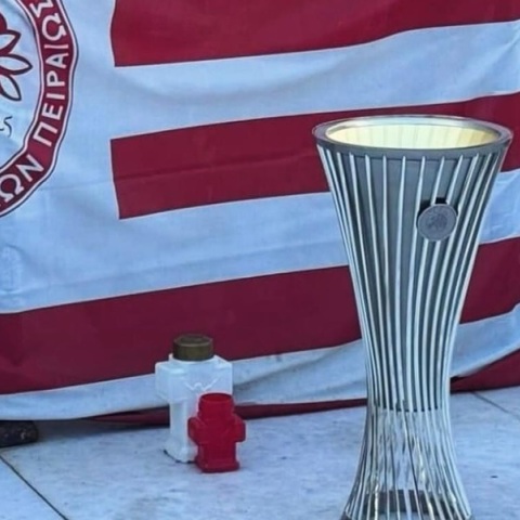 Ολυμπιακός: Tο τρόπαιο του Conference League στο μνημείο της Θύρας 7 