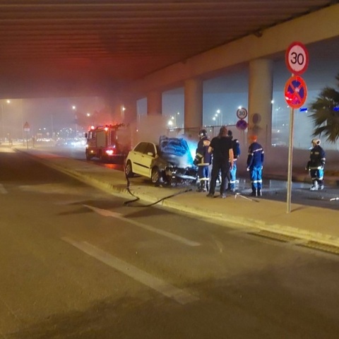 Το προσωπικό του Release Athens απεγκλώβισε οδηγό από το φλεγόμενο ΙΧ του