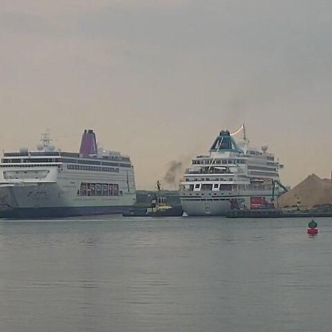 Άμστερνταμ: Ακτιβιστές δέθηκαν σε υδατοφράκτη, εμποδίζοντας ένα κρουαζιερόπλοιο 