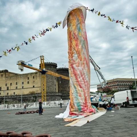 Nάπολι: Διχάζει η εικαστική εγκατάσταση του Γκαετάνο Πέσσε