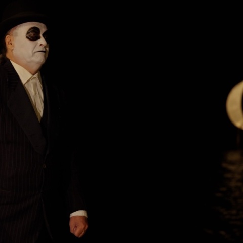 Ο Μάρτιν Ζακς μπροστά στο Φεγγάρι του Παύλου Βασιλειάδη