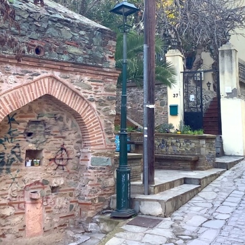 Η βρύση δίπλα στο Αρχείο Χαρτογραφικής Κληρονομιάς – Γενικά Αρχεία του Κράτους και Ιστορικό Αρχείο Μακεδονίας στη Δημητρίου Πολιορκητού