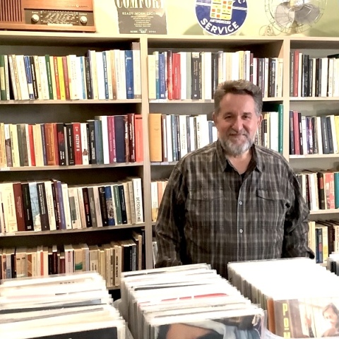 Ο Αλέξης Μπουκουβάλας του item books