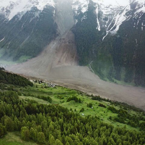 Θάφτηκε χωριό στην Ελβετία μετά από αποκόλληση παγετώνα -Εικόνα που κόβει την ανάσα
