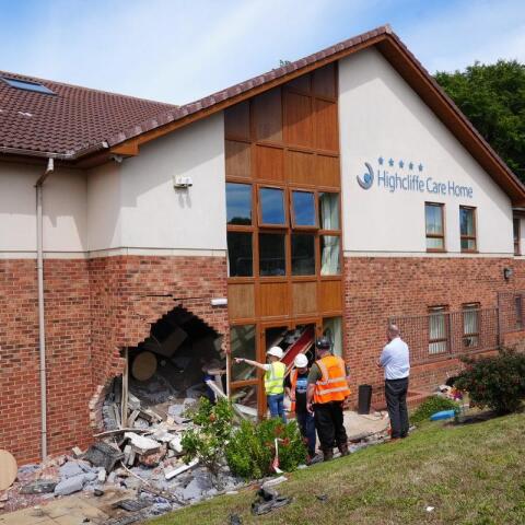 Βρετανία: Δύο ηλικιωμένες νεκρές από αυτοκίνητο που έπεσε πάνω σε οίκο ευγηρίας