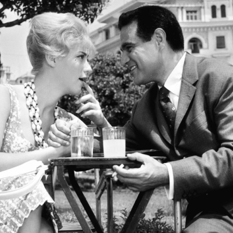 Σκηνή από την ταινία Ατσίδας: Η Ζωή Λάσκαρη και ο Στέφανος Στρατηγός στην πλατεία Αριστοτέλους