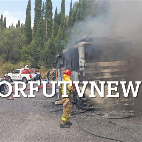 Κάηκε ολοσχαιρώς τουριστικό λεωφορείο στην Κέρκυρα - Απεγκλωβίστηκαν οι επιβάτες