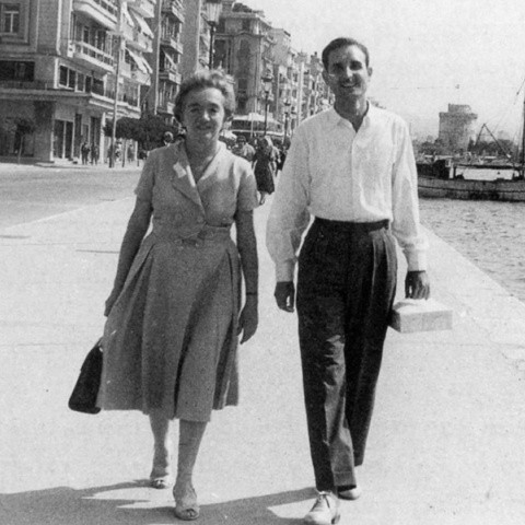 Καλοκαίρι του 1959, η Ζωή Καρέλλη και ο Ντίνος Χριστιανόπουλος, χαρούμενοι στην προκυμαία 