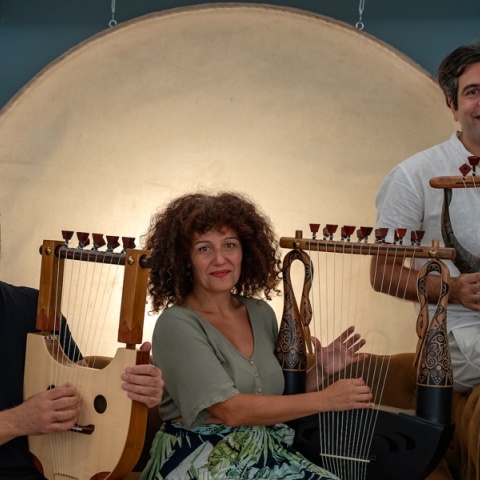 Από αριστερά: Γιάννης Καρακατσιάνης, videographer, Λίνα Παλερά, μουσικός και διδάσκουσα στο Lyre Academy, την πρώτη διαδικτυακή πλατφόρμα εκμάθησης αρχαίας λύρας, Θεόδωρος Κουμαρτζής, μουσικός και συνιδρυτής του Μουσείου