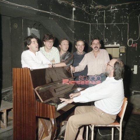 1987-1988, Θέατρο «Αλίκη»: Ο Σαββόπουλος συμμετέχει στο πρωτοποριακό έργο της Ελεύθερης Σκηνής «Χαμαλίκι στη χώρα των θαυμάτων» σε σκηνοθεσία Σταμάτη Φασουλή και κείμενα της Μαριανίνας Κριεζή.