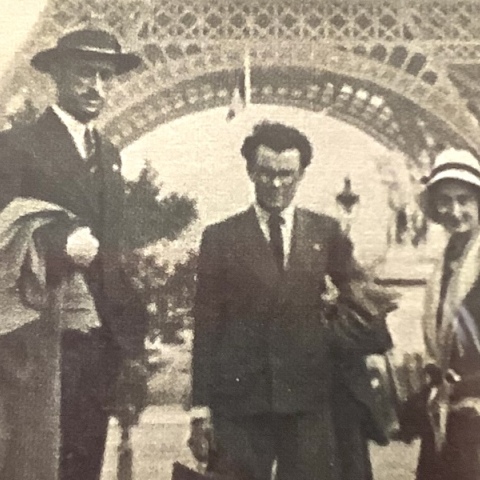 Ο Πολύκλειτος Ρέγκος, η σύζυγός του Γεωργία και ο ζωγράφος Αριστοτέλης Βασιλικιώτης κάτω από τον Πύργο του Άιφελ