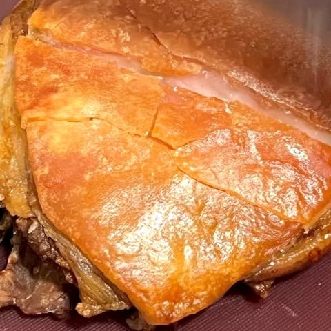 Λότζα στη Δέλλιου, Γουρουνοπούλα