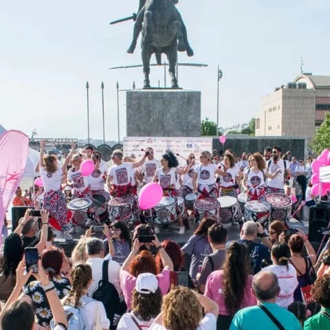 Pink Together: Η Θεσσαλονίκη γίνεται ένα «ροζ ποτάμι» αποδοχής και πρόληψης στη Νέα Παραλία