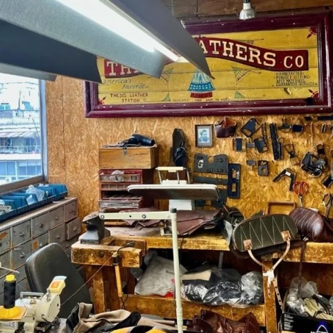 Thedi Leathers: Μια ιστορία αγάπης, απώλειας και δημιουργίας. Ο Θεόδωρος Παμπούκας μιλάει για τη διαδρομή του, την απώλεια της Δήμητρας και τη δύναμη του προσωπικού στιλ