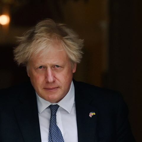 Ο πρωθυπουργός της Βρετανίας, Μπόρις Τζόνσον κρατά φάκελο και βγαίνει από αίθουσα