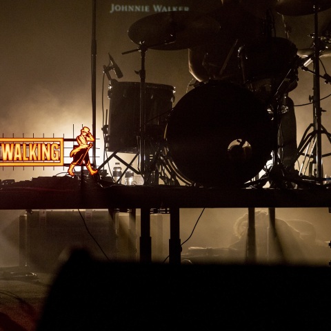 Ντράμερ που παίζει σε συναυλία