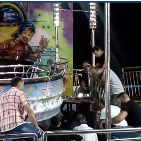 Άνδρες κοιτούν τον μηχανισμό παιχνιδιού σε λούνα παρκ στον Αλμυρό Βόλου όπου έχασε τη ζωή της 14χρονη