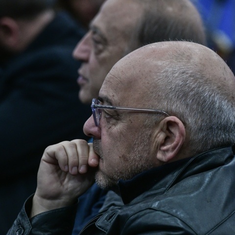 Ο Μπάμπης Παπαδημητρίου με το χέρι στο πρόσωπό του