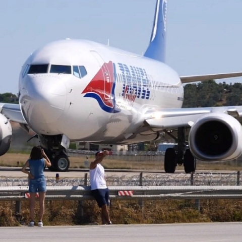 Σκιάθος: Βίντεο από την εκτίναξη της τουρίστριας στο αεροδρόμιο