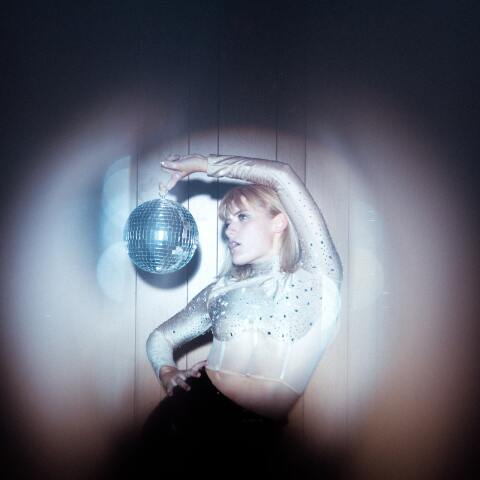 Κορίτσι με ντισκομπάλα σε πάρτι