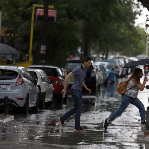 Πολίτες τρέχουν για να προστατευτούν από το καλοκαιρινό μπουρίνι