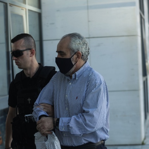 Ο ψευτογιατρός Νίκος Κοντοστάθης οδηγείται στο δικαστήριο