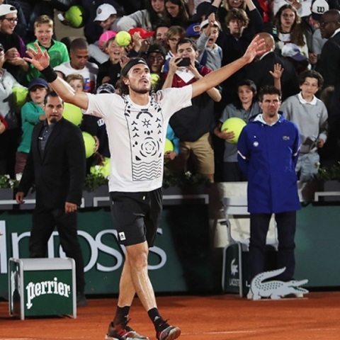 Τσιτσιπάς: Νέο tweet για κυλιόμενες σκάλες και ηλεκτρική οδοντόβουρτσα