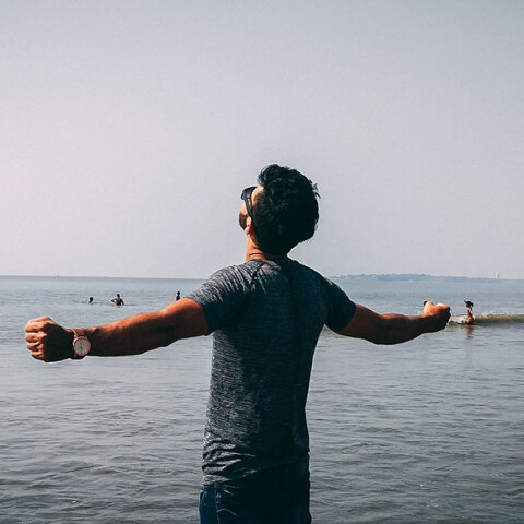 Άντρας μπροστά στη θάλασσα