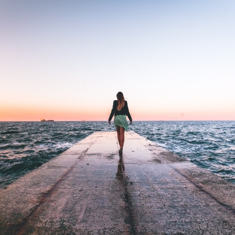 Ένα κορίτσι στη θάλασσα