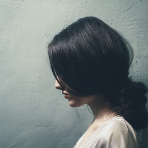 Γυναίκα με λευκό νυχτικό ποζάρει προφίλ χωρίς να διακρίνονται τα χαρακτηριστικά του προσώπου της