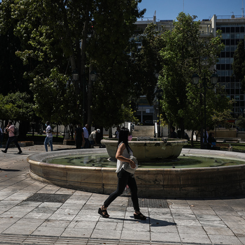 Γυναίκα με μάσκα στο κέντρο της Αθήνας