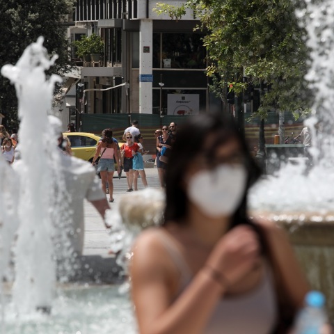 Γυναίκα με μάσκα στην Αθήνα