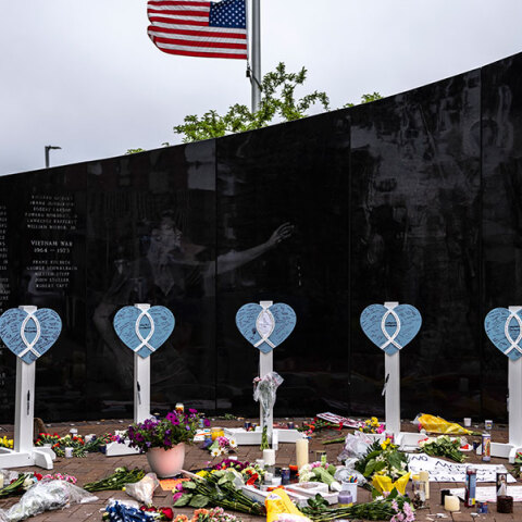 Μνημείο για τα θύματα της μαζικής εκτέλεσης στην Αμερική στις 4 Ιουλίου