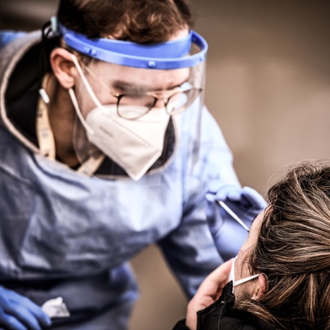 Ειδικός του ΕΟΔΥ πραγματοποιεί δωρεάν rapid test σε πολίτη