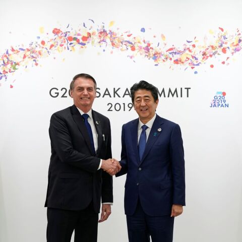 Brazilian President Jair Bolsonaro (L) shakes hands with Japanese Prime Minister Shinzo Abe prior to their bilateral meeting during the second day of the G20 summit in Osaka, Japan, 29 June 2019. Franck Robichon/Pool via REUTERS