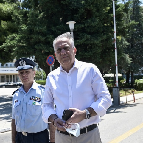 Ο Τάκης Θεοδωρικάκος μαζί με αστυνομικό στο 401 Στρατιωτικό Νοσοκομείο