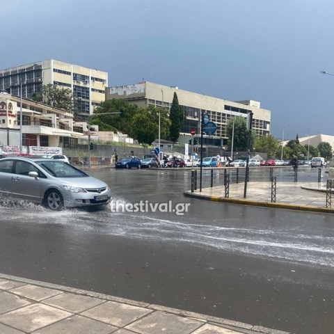 Ξεκίνησε η κακοκαιρία: Άνοιξαν οι ουρανοί στη Θεσσαλονίκη